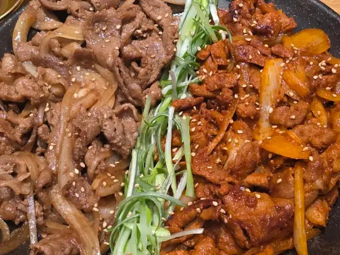 한 접시에 담긴 제육볶음과 불고기가 파로 장식되어 있습니다.