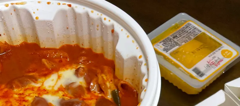 치즈가 듬뿍 올려진 엽기떡볶이