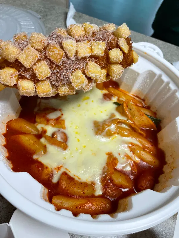 치즈와 함께 즐기는 엽기떡볶이