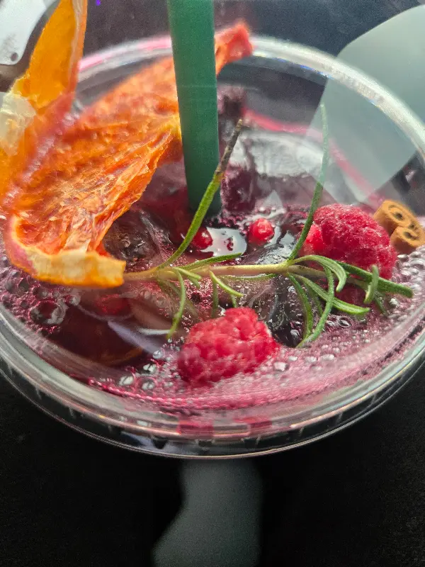 상큼한 과일이 가득한 음료