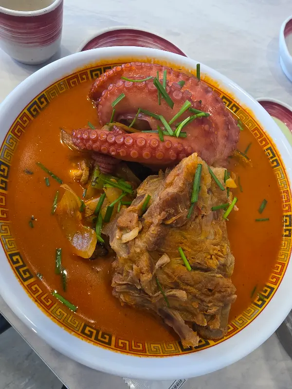 문어와 뼈가 함께 들어간 짬뽕