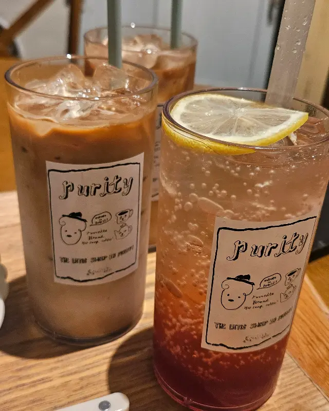 상큼한 자두 에이드와 부드러운 카페라떼