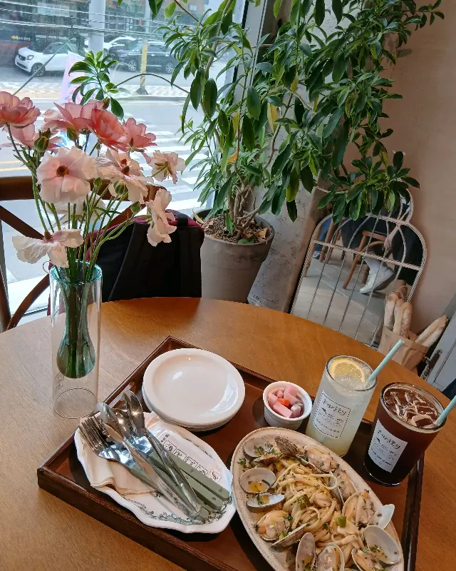 싱그러운 분위기의 테이블