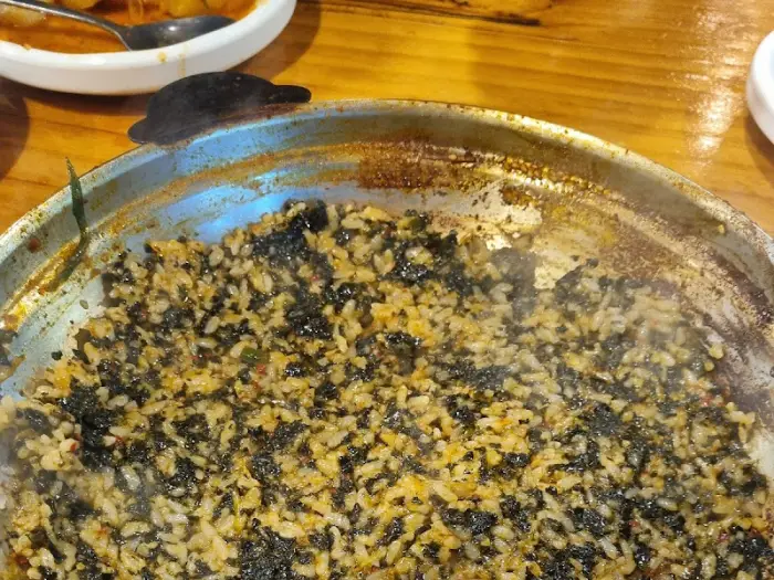 닭도리탕을 먹고 난 후 볶음밥을 만든 모습. 김가루와 밥이 잘 섞여 있다.