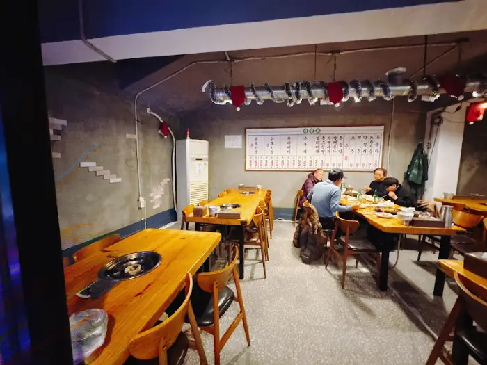 옛날토담집 내부 모습. 넓고 쾌적한 공간에 테이블들이 놓여 있다.