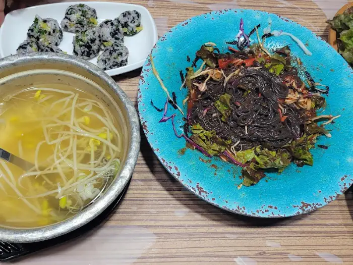 화덕족발, 마늘보쌈, 주먹밥, 맑은 콩나물국