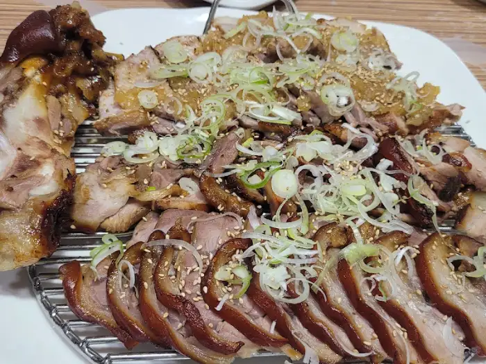 푸짐하게 담긴 족발