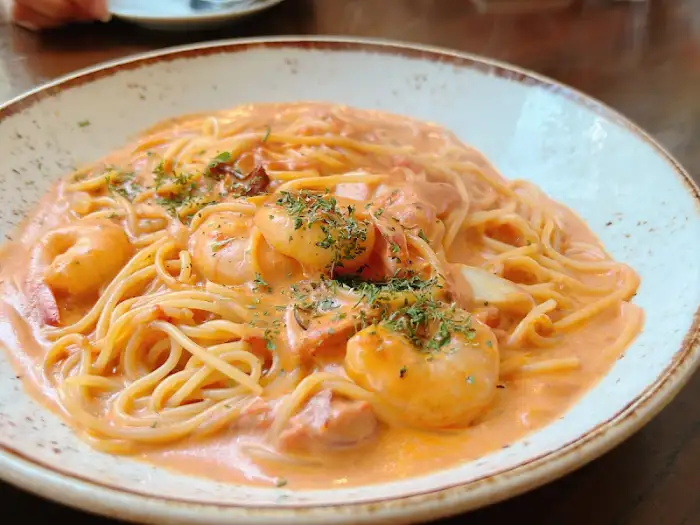 봉골레 파스타, 신선한 조개와 파스타 면이 풍성하게 담겨 있는 모습