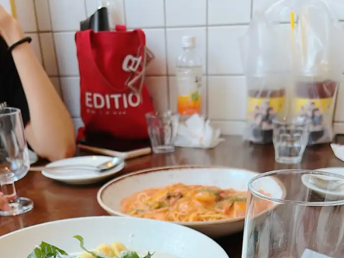 테이블 세팅과 음식들이 놓인 모습, 저녁 식사의 분위기가 느껴진다.