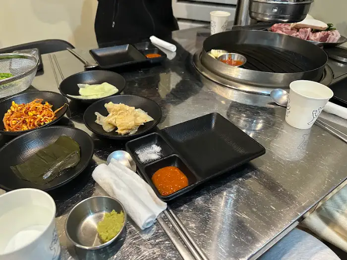 다양한 반찬과 소스