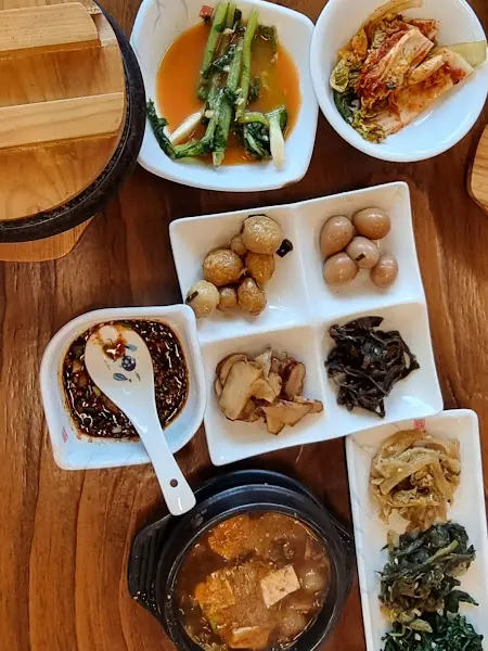 다채로운 밑반찬 클로즈업 샷