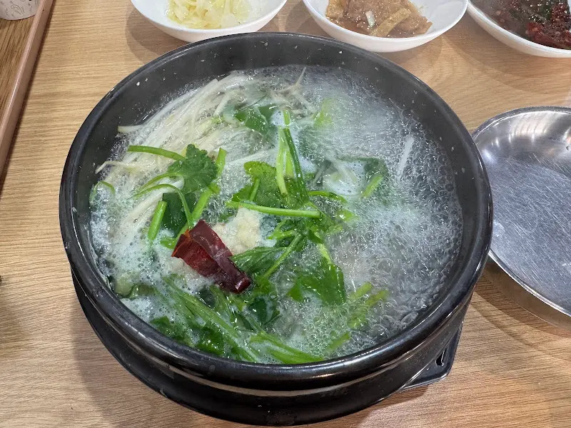 뚝배기 안에서 보글보글 끓고 있는 복국