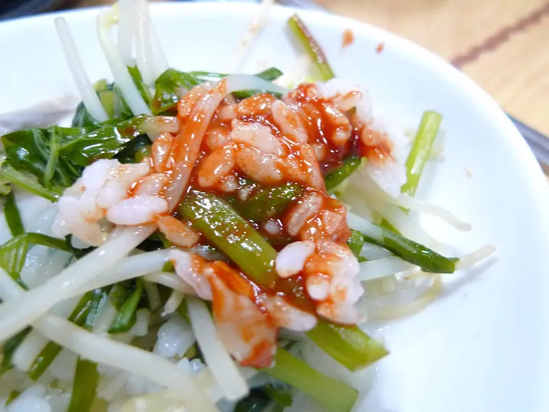 초고추장에 버무려진 복어와 미나리