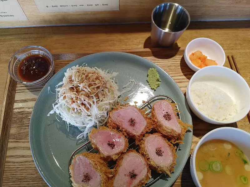 윤밀원의 안심카츠 단면