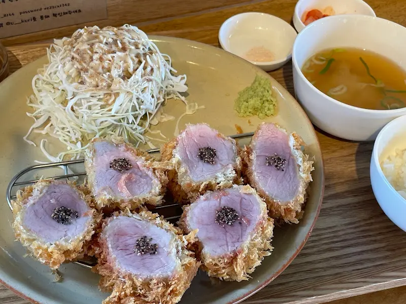 윤밀원의 돈카츠 전체 샷