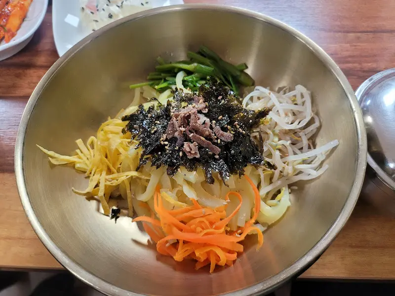 놋그릇에 담긴 아름다운 청포묵비빔