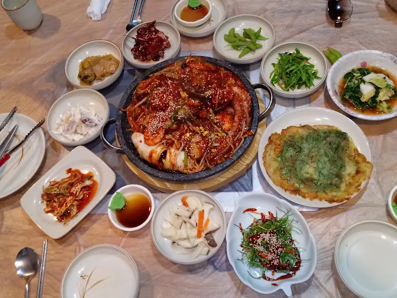 참전복해물찜과 다양한 반찬