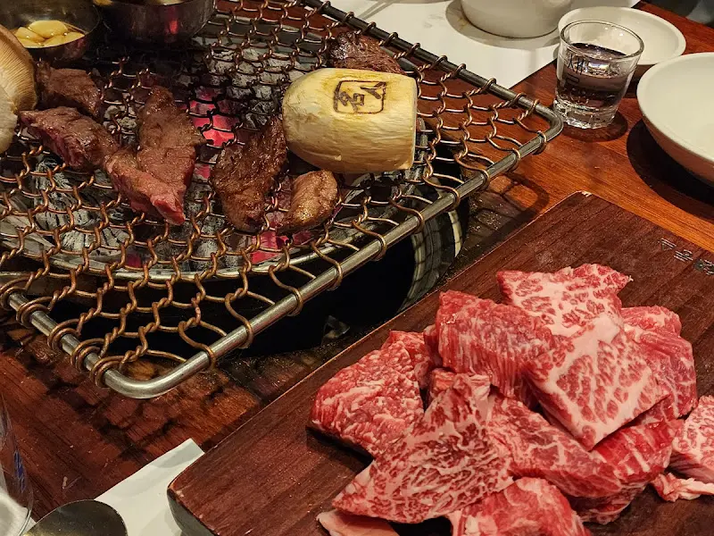 숯불 위에서 익어가는 한우 특등심