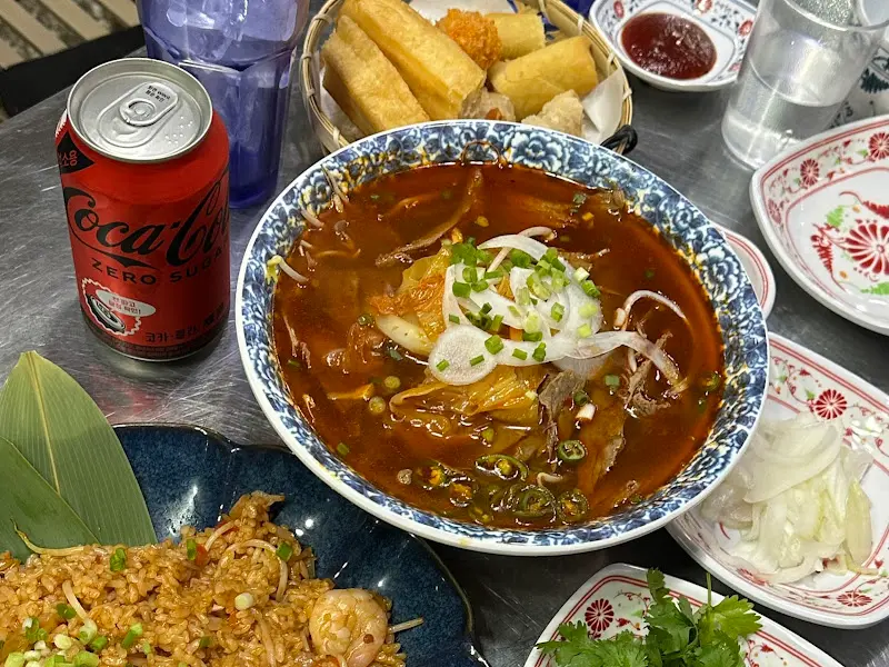 얼큰한 쌀국수와 시원한 음료