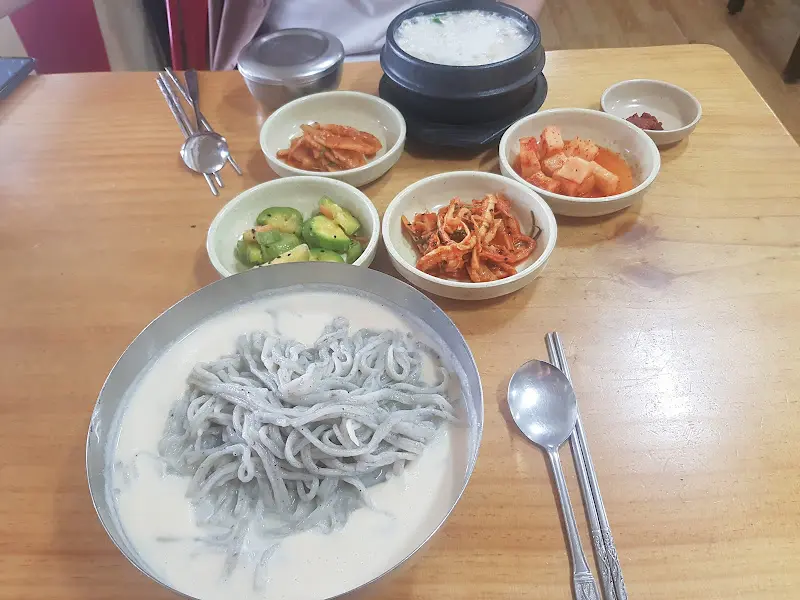 푸짐하게 차려진 밑반찬과 콩국수의 모습