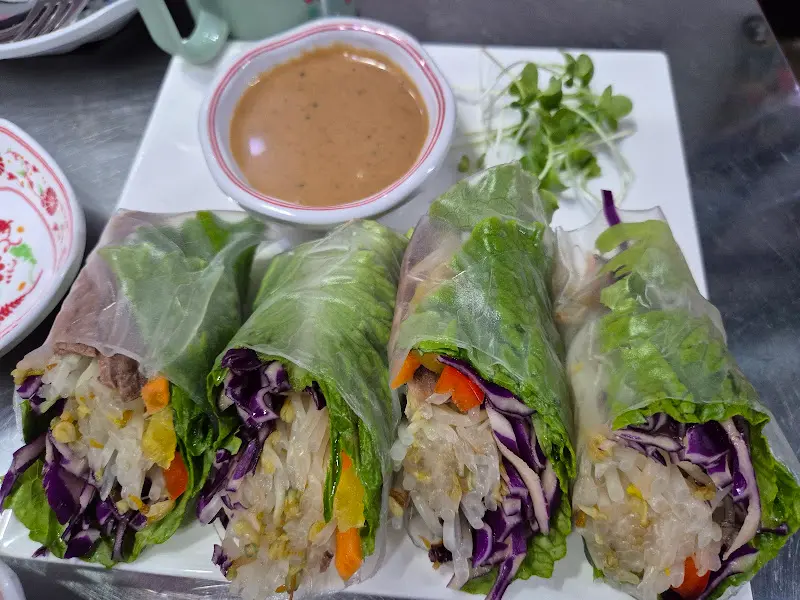 신선한 야채가 가득한 롤