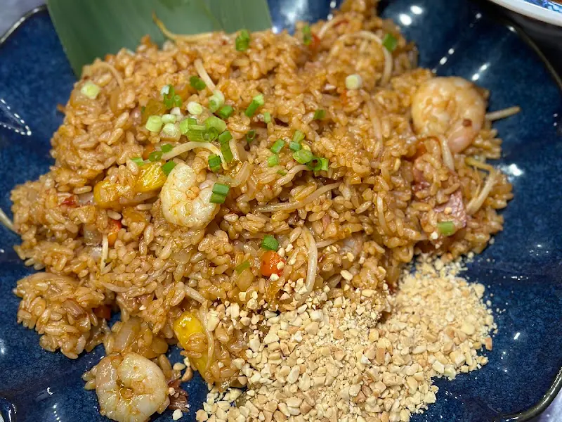 고소한 땅콩 가루가 뿌려진 팟타이 볶음밥