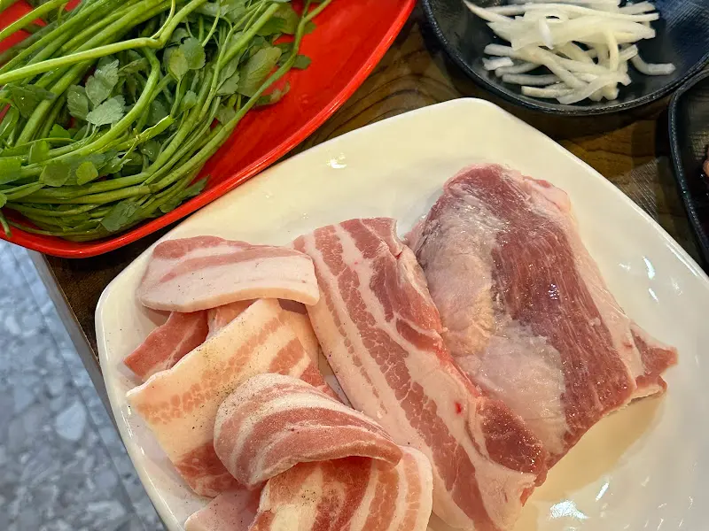 신선한 삼겹살과 미나리의 만남