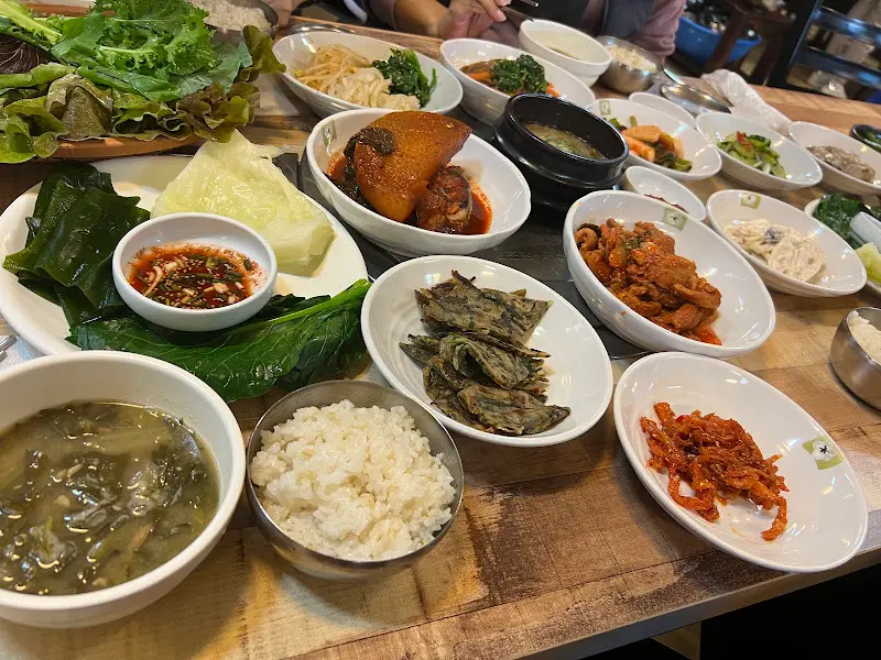 다양한 쌈 채소와 반찬들