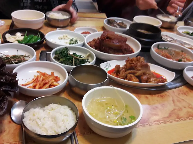 가득 차려진 쌈밥 정식