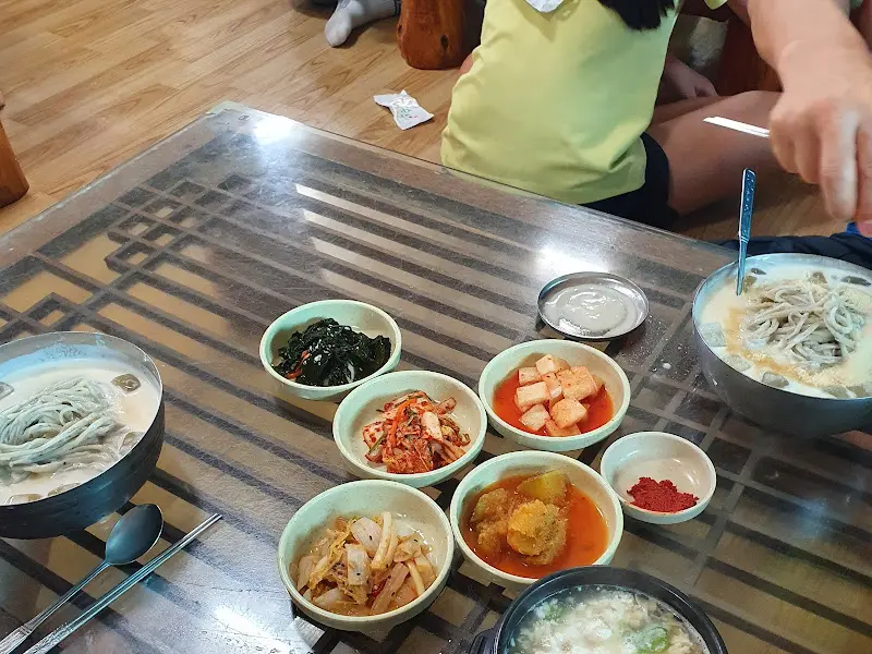 콩국수와 밑반찬의 조화