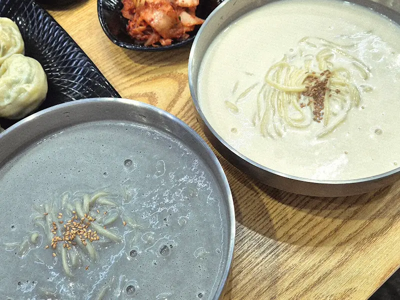 흑임자 콩국수와 일반 콩국수