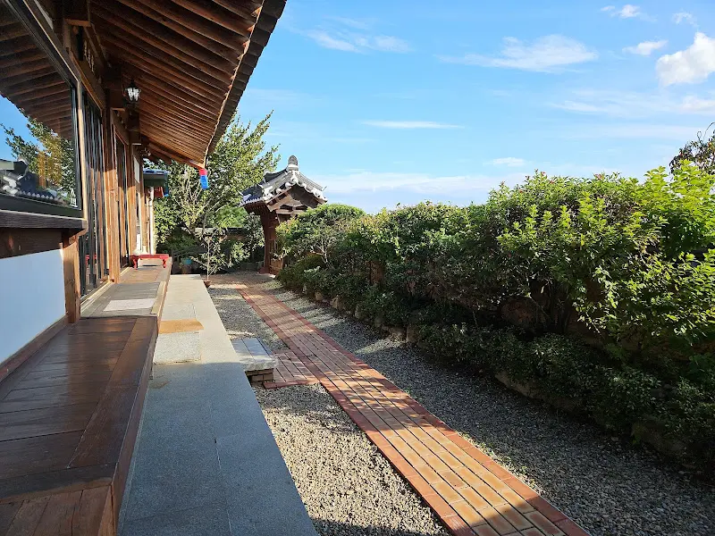 한옥 처마 아래, 정원을 바라보며 즐기는 여유