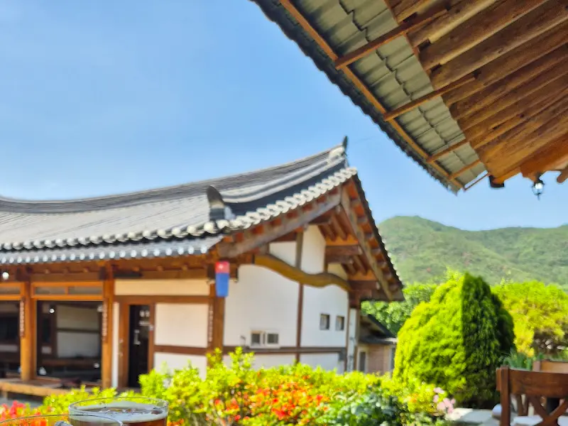 기와지붕과 푸른 하늘의 조화