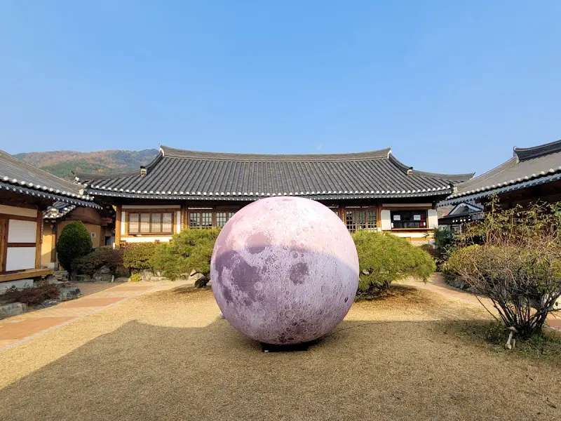 카페 마당에 설치된 달 조형물