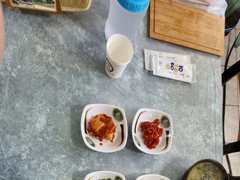 테이블 위에 놓인 김치와 젓갈