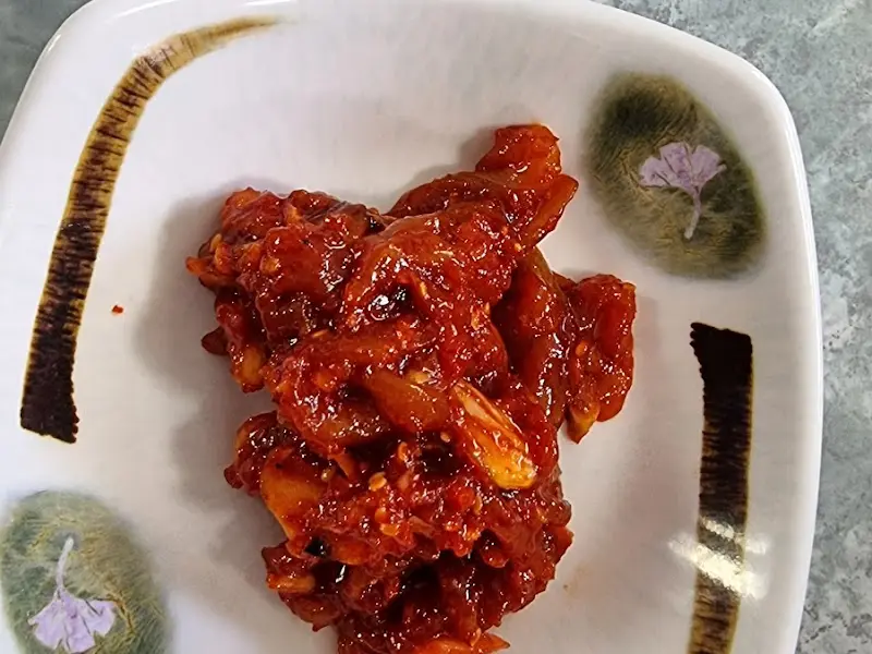 매콤하면서도 감칠맛이 느껴지는 젓갈