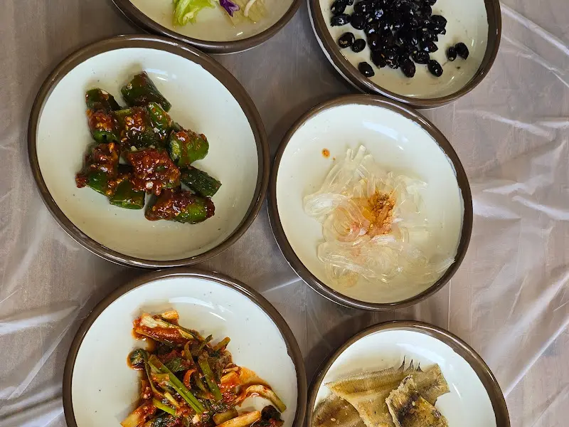 정갈하게 담겨 나온 다양한 반찬들