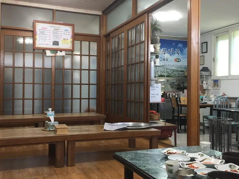 깔끔하고 정갈한 식당 내부