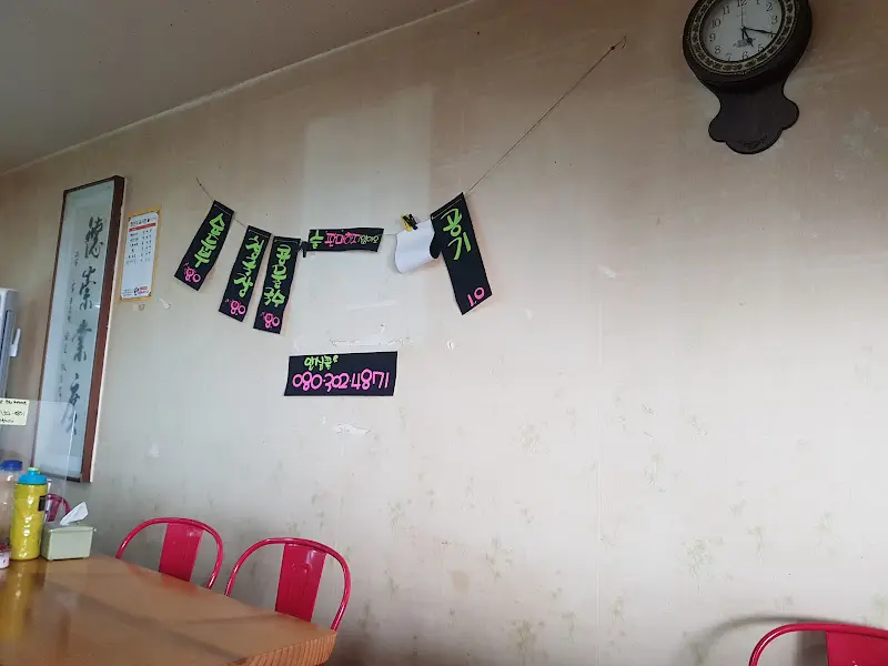 벽에 붙은 메뉴판