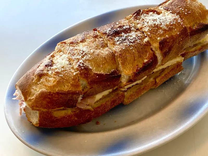 접시에 담긴 잠봉뵈르 샌드위치의 단면