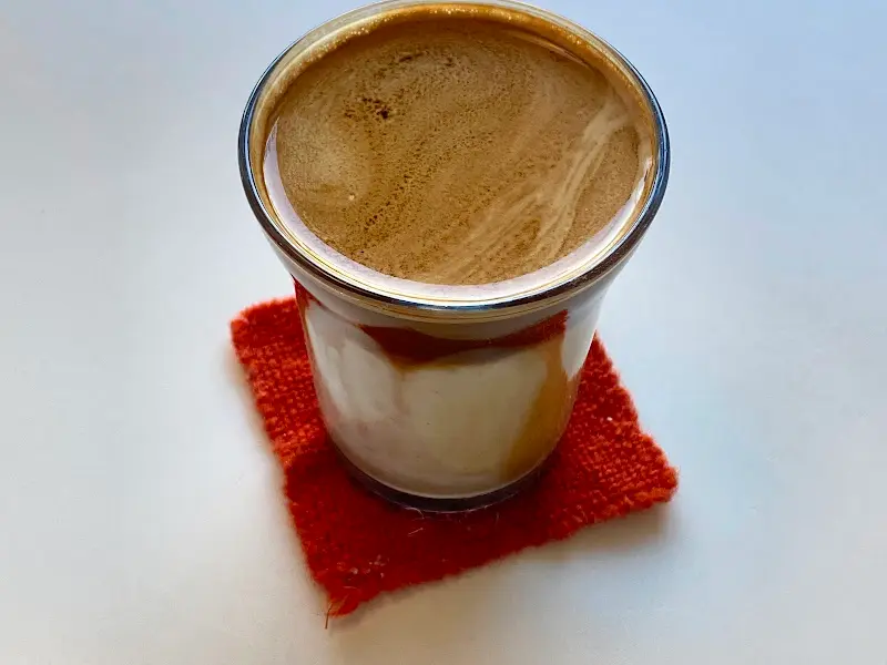 테이블 위에 놓인 음료