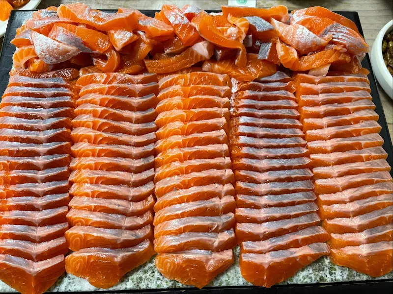 선명한 주황빛을 뽐내는 송어회