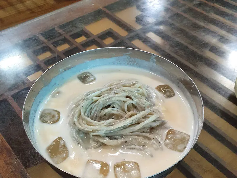 얼음이 동동 떠있는 콩국수
