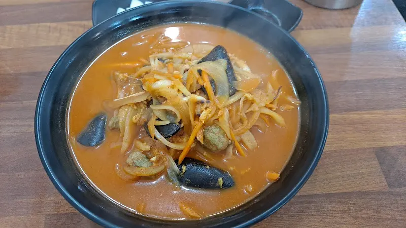 해산물과 야채가 푸짐하게 들어간 볶음짬뽕