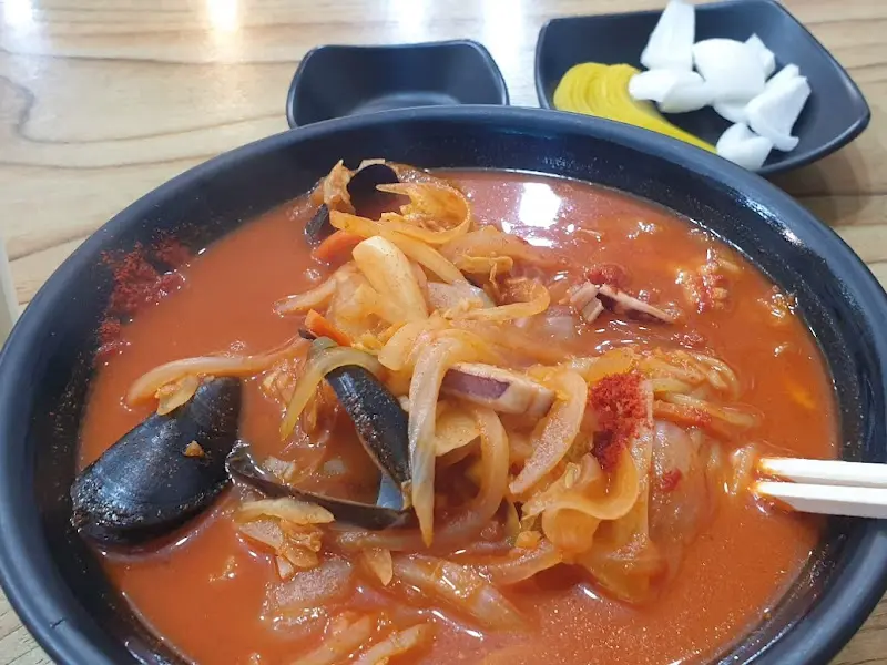 짬뽕 국물 속 해산물과 야채