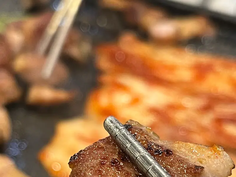 잘 구워진 삼겹살 한 점