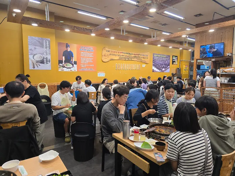 넓고 활기찬 식당 내부