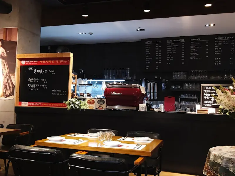 오뜨아르 내부 카페 공간