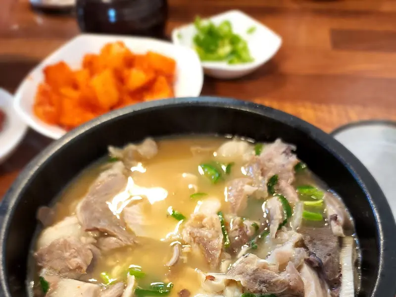 순대국에 들어간 푸짐한 막창과 내장