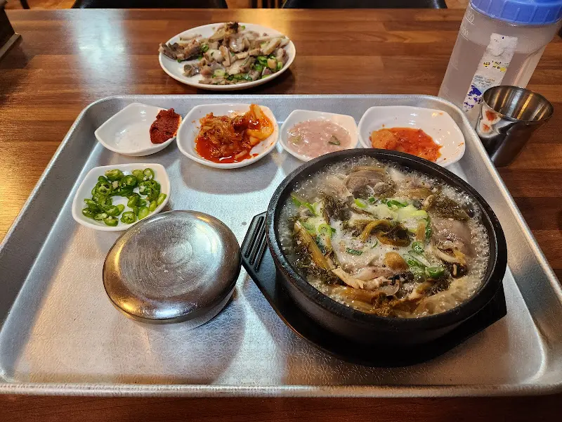 쟁반 위에 놓인 푸짐한 한 상 차림